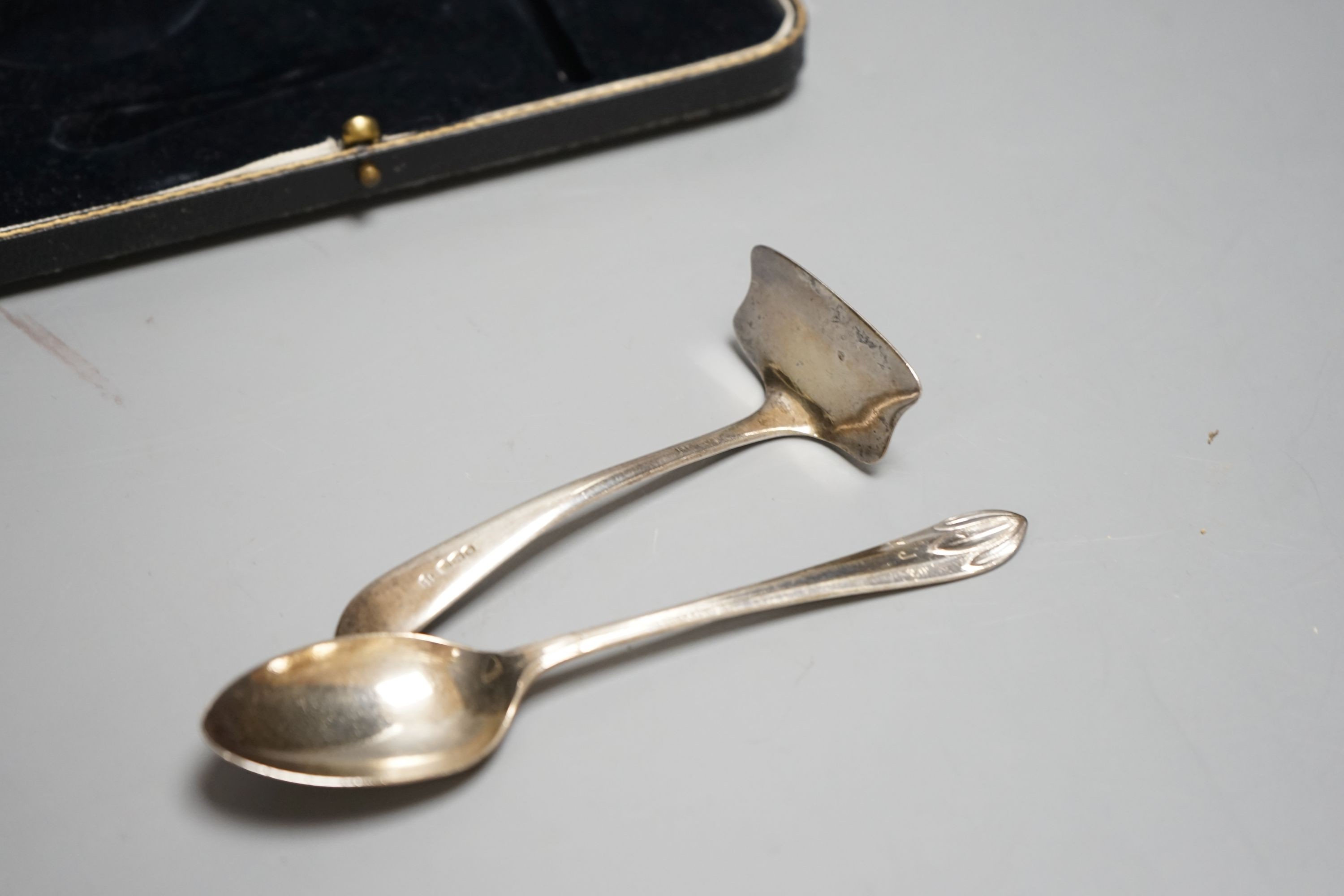 A cased George V silver spoon and pusher.